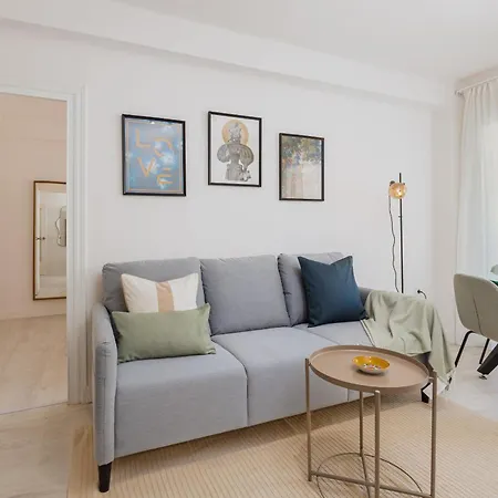C03 Bright 3 Bdr With Terrace Center Apartment